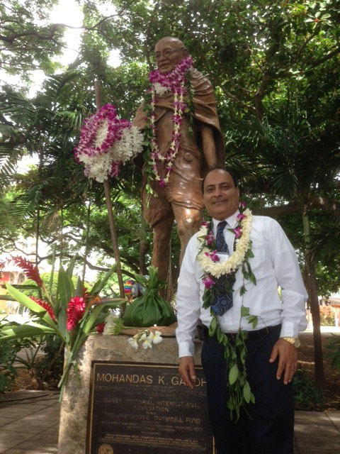 raj-kumar-at-Gandhi-statue-Waikiki